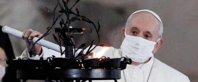 Papa Francisco usa máscara pela 1ª vez em público