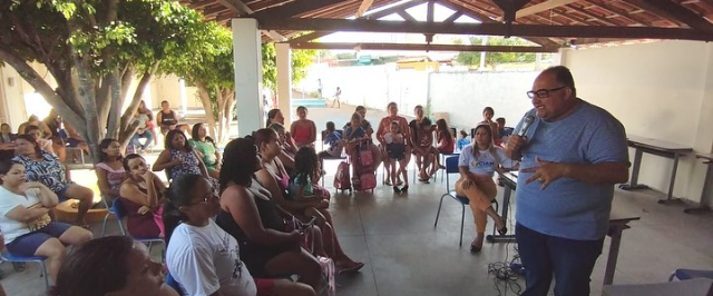 Profissionais do CIAM se reúnem com pais e responsáveis dos alunos da Escola Dernival Oliveira