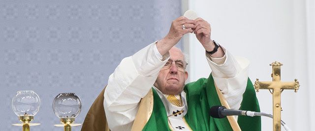 Papa diz em livro que padres gays devem largar o sacerdócio "em vez de viver vida dupla"