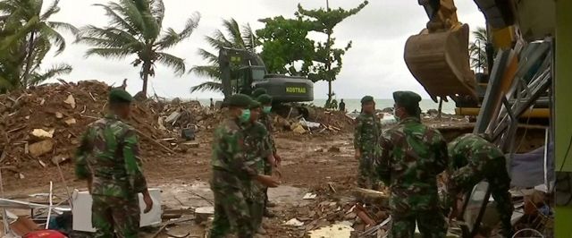Passa de 420 o número de mortos pelo tsunami que atingiu a Indonésia