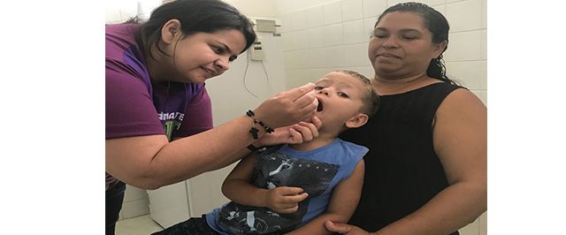 Equipe de imunização cobra a responsáveis que levem crianças para vacinar contra pólio e sarampo 