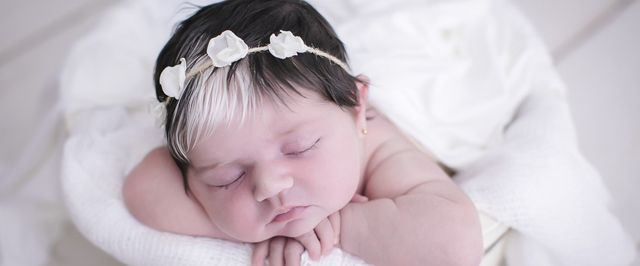 Bebê nasce com franja branca em BH e faz sucesso nas redes sociais