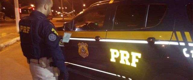 Motorista natural de Paulo Afonso com documentação veicular falsa é preso pela PRF em Ribeira do Pombal