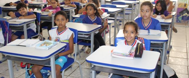 Gestão adquire mais de 5 mil novas carteiras e beneficia alunos da rede municipal de ensino
