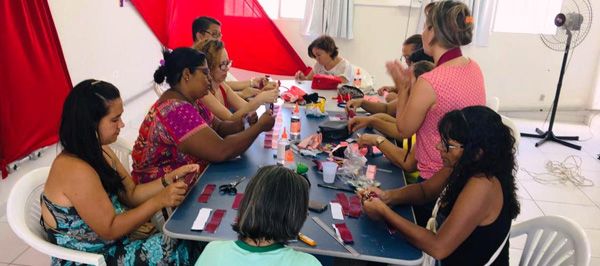 O Centro de Referência da Mulher realiza Work Shop de Tiaras com o Grupo de Convivência de Mulheres ""Saber Viver""