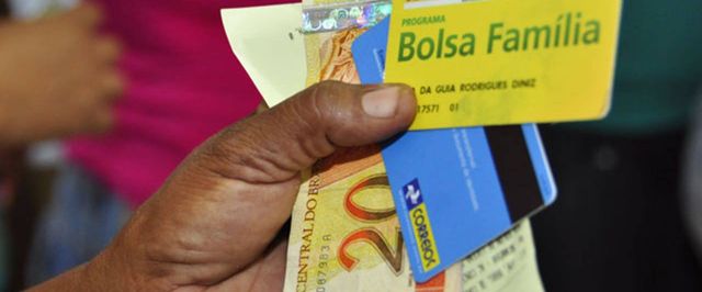 Bolsonaro entregou nesta segunda MP do Auxílio Brasil, novo Bolsa Família; valor definitivo será fixado no fim do ano