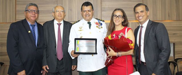 Prefeito Luiz de Deus participa de entrega de Título de Cidadão ao Comandante do 20º BPM