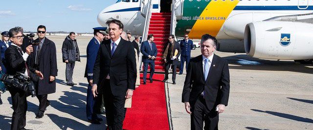 Bolsonaro chega aos EUA para visita oficial; primeira agenda é jantar com embaixador