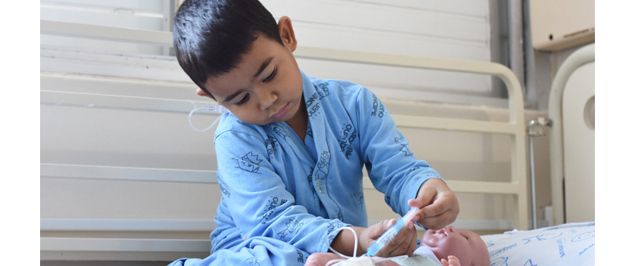 Após 16 cirurgias, menino de 4 anos usa boneco como apoio na recuperação: "Se faz curativo em um, precisa fazer no outro"