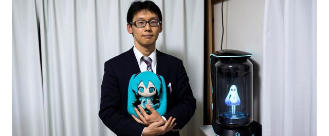 O homem japonês que "casou" com uma cantora de realidade virtual