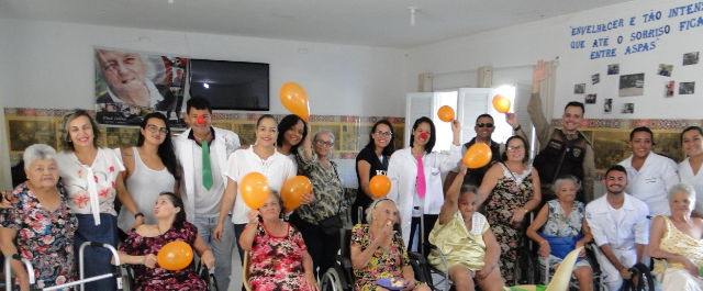 Equipe da rede socioassistencial da Prefeitura comemora Dia das Mães com idosas da Casa de Repouso São Vicente de Paulo