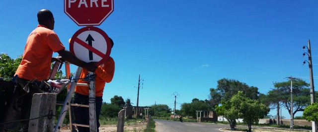 Prefeitura realiza troca de placas de sinalização de trânsito