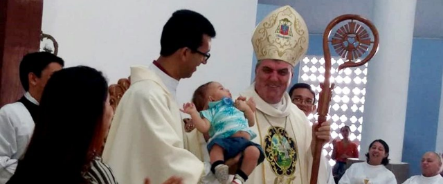 “Nem eu sou de chorar nem ele”, diz Padre Roni ao se despedir de dom Guido