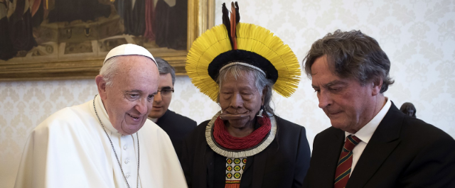 Papa Francisco recebe líder indígena brasileiro Raoni no Vaticano.