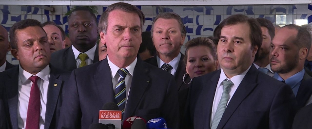 Bolsonaro entrega à Câmara projeto que muda regras da CNH