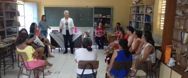 Programa Educação Inclusiva capacita mulheres com workshop de tiaras