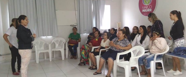 Centro de Referência da Mulher oferta palestra sobre dengue para as mulheres do grupo de convivência Saber Viver