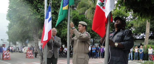 Programação cívica da emancipação é aberta com hasteamento de bandeiras