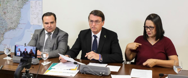 Bolsonaro defende fim de aulas para CNH e diz que "não devia ter exame"