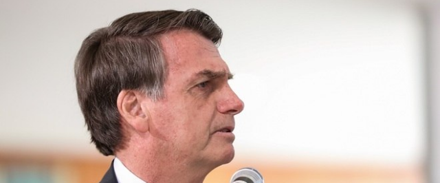 Bolsonaro promete indulto de Natal a policiais presos injustamente