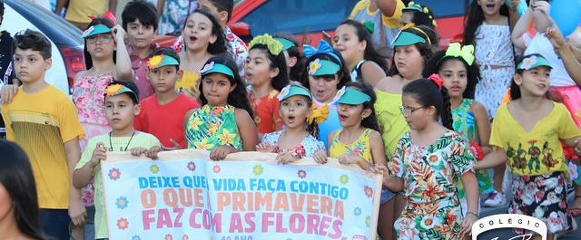 Colégio Montessori: Desfile da primavera celebra a chegada da estação das flores