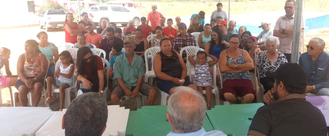 Comunidade do Salobro recebe visita do prefeito