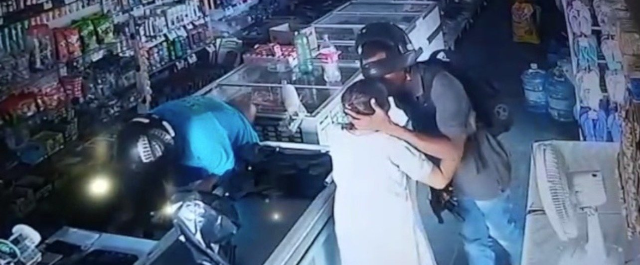Vídeo mostra assaltante beijando idosa durante roubo: ‘não quero seu dinheiro’