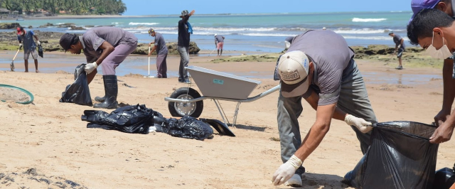 Detentos do sistema prisional ajudam na limpeza das praias com manchas de óleo