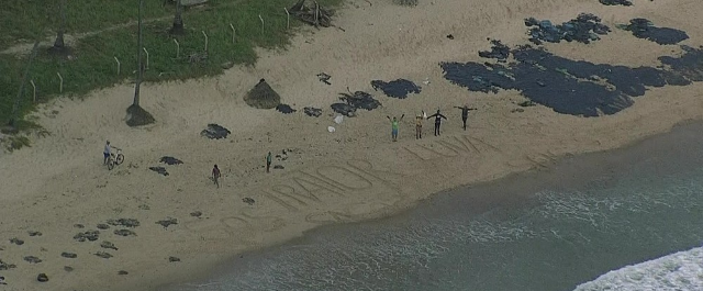 Óleo atinge mais praias de Cabo de Santo Agostinho (PE)  e voluntários pedem "luva" e "trator" por mensagem na areia