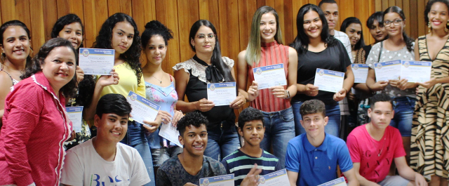 Jovens do Programa Estação Juventude recebem certificados de conclusão de cursos e oficinas