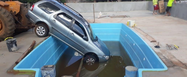 Carro cai em piscina em após criança de dois anos dar partida