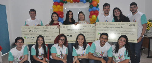 Consolidação do dia C do Sicoob Paulo Afonso, premia 3 alunos do Colégio Carlina com poupanças de R$ 200.
