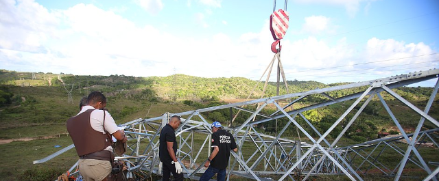Queda de torre de tensão deixa 3 mortos e 3 feridos na região metropolitana de Salvador. Chesf informou que o acidente aconteceu durante a realização de um serviço numa linha de transmissão.
