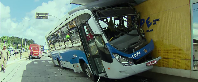 PERNAMBUCO: Motorista perde controle da direção e BRT "invade" estação em Olinda.
