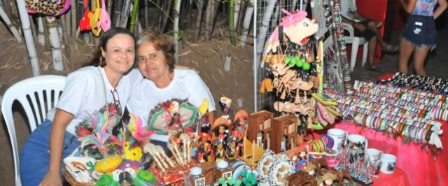 Vendedores ambulantes comemoram vendas em evento natalino promovido pela Prefeitura