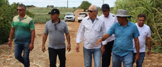 Prefeito Luiz de Deus visita área rural e produtores agradecem apoio da gestão nas atividades
