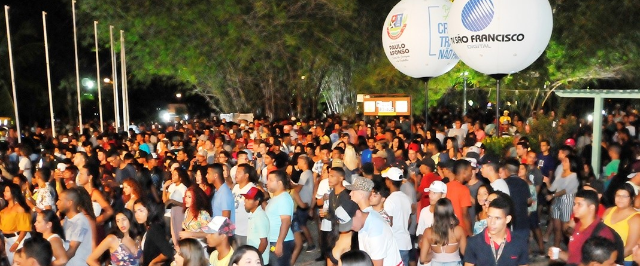 Abertura do Quinta na Praça, especial 10 anos, leva grande público à Praça das Mangueiras