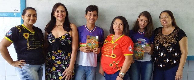 Aventureiros da Leitura da Escola Municipal Manoel Nascimento Neto recebem livros de Escritora da ALPA