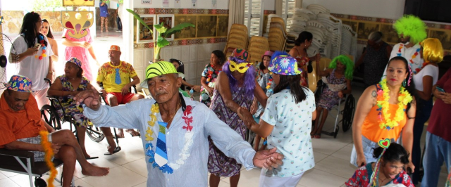 Sedes e Conselho do Idoso realizam baile de Carnaval para usuários da Casa de Repouso São Vicente de Paulo