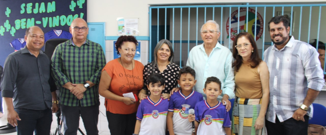 Durante visita à Escola Manoel Nascimento Neto, prefeito e equipe entregam kits escolares
