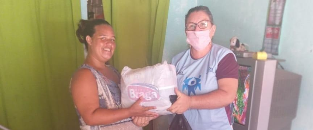 Kits de limpeza compõem as cestas básicas que são entregues no município