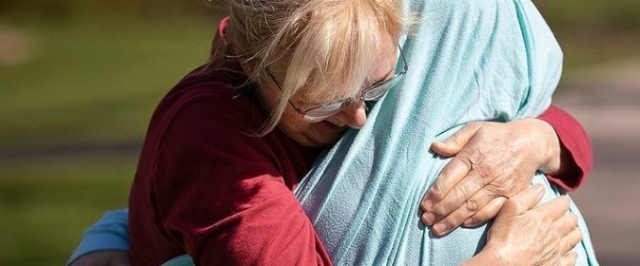 Covid-19: mãe abraça filha enfermeira com lençol e emociona a web