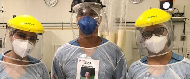O Sorriso de quem cuida:  Hospitais tentam quebrar distância criada por máscaras com foto sorrindo ampliada em crachá dos profissionais de saúde.