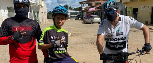 "Eu nem acreditava", diz garoto de 12 anos surpreendido com bicicleta nova após ajudar ciclistas perdidos