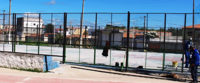 Prefeitura atende a pedidos de moradores do Jardim Bahia e requalifica praça e quadra de esportes