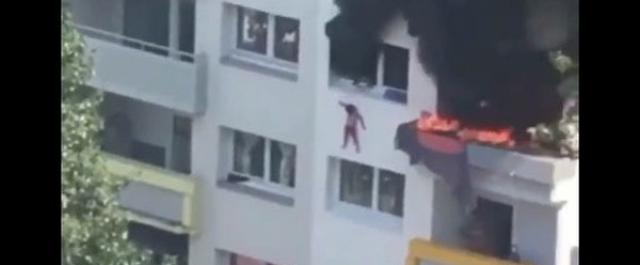 Duas crianças saltam de mais de 10 metros para escapar de incêndio 