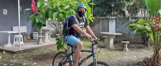Professor pedala mais de sete quilômetros para ajudar alunos sem acesso a aulas on-line
