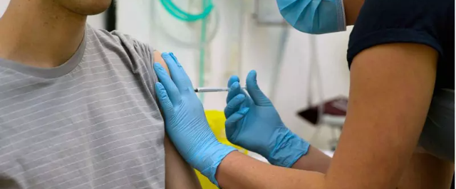 Testes da vacina de Oxford, testada no Brasil, são suspensos após reação adversa em paciente