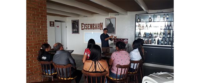 Santuário Gastro Bar realizou manhã de capacitação em atendimento para sua equipe com Consultor Empresarial e Palestrante Maciel Teixeira
