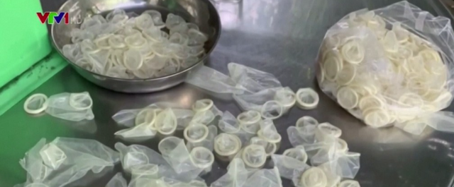 Operação policial descobre fábrica que reutiliza preservativos usados